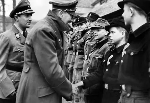 Hitler saluda a los niños que combaten por él cerca del búnker de la Cancillería
