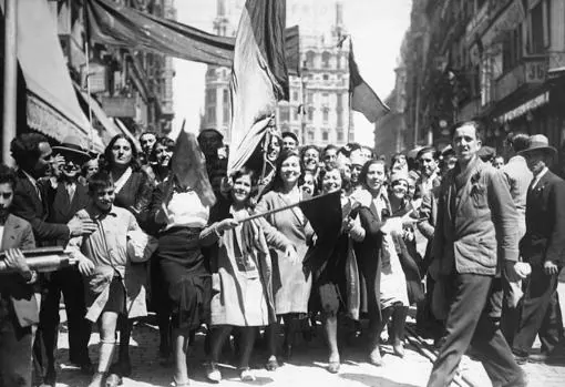 Proclamación de la Segunda República. En la imagen, un grupo de obreras llevando en sus manos las banderas tricolor