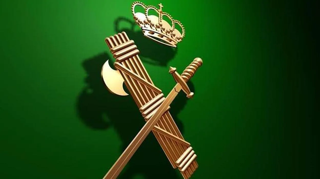 Escudo de la Guardia Civil con el haz de lictor entrelazado con una espada rendida
