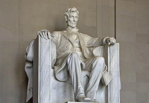 La escultura de Daniel Chester French dentro del Monumento a Lincoln.
