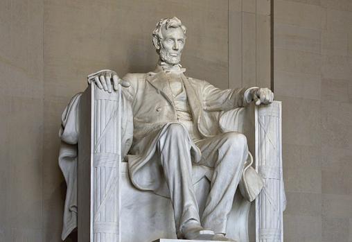 La escultura de Daniel Chester French dentro del Monumento a Lincoln.