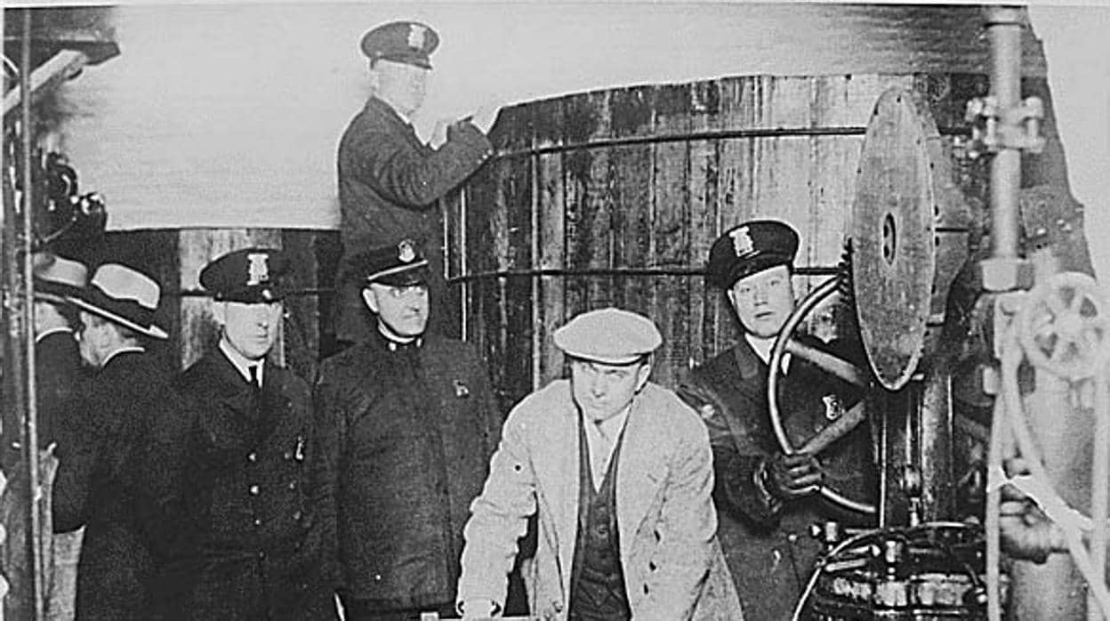 La policía de Detroit decomisa el equipo de una cervecería clandestina durante la era de la ley seca