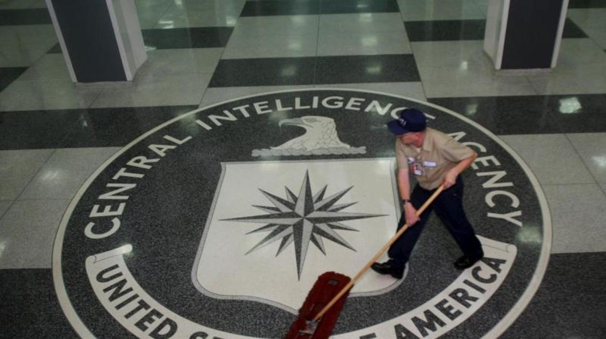Un trabajador limpia el suelo con el escudo de la CIA en su sede central de Langley.