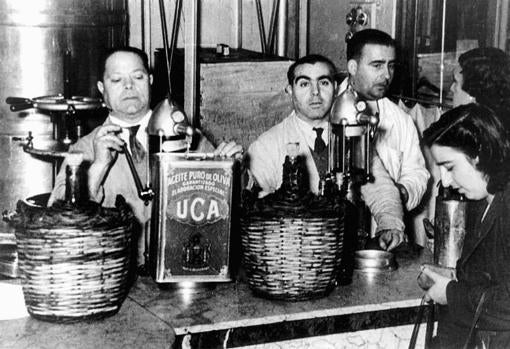 Venta de aceite con cartillas de abastecimiento en la posguerra.