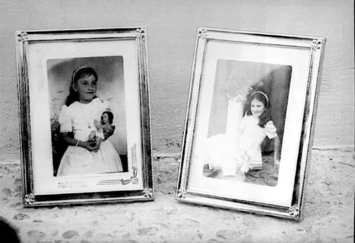 Dos fotografías del día de su primera comunión de las hermanas Antonia y Encarnación, asesinadas en Puerto Hurraco.