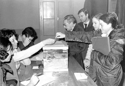 El 6 de diciembre de 1978 tuvo lugar el referéndum en el que los españoles ratificaron la Constitución española