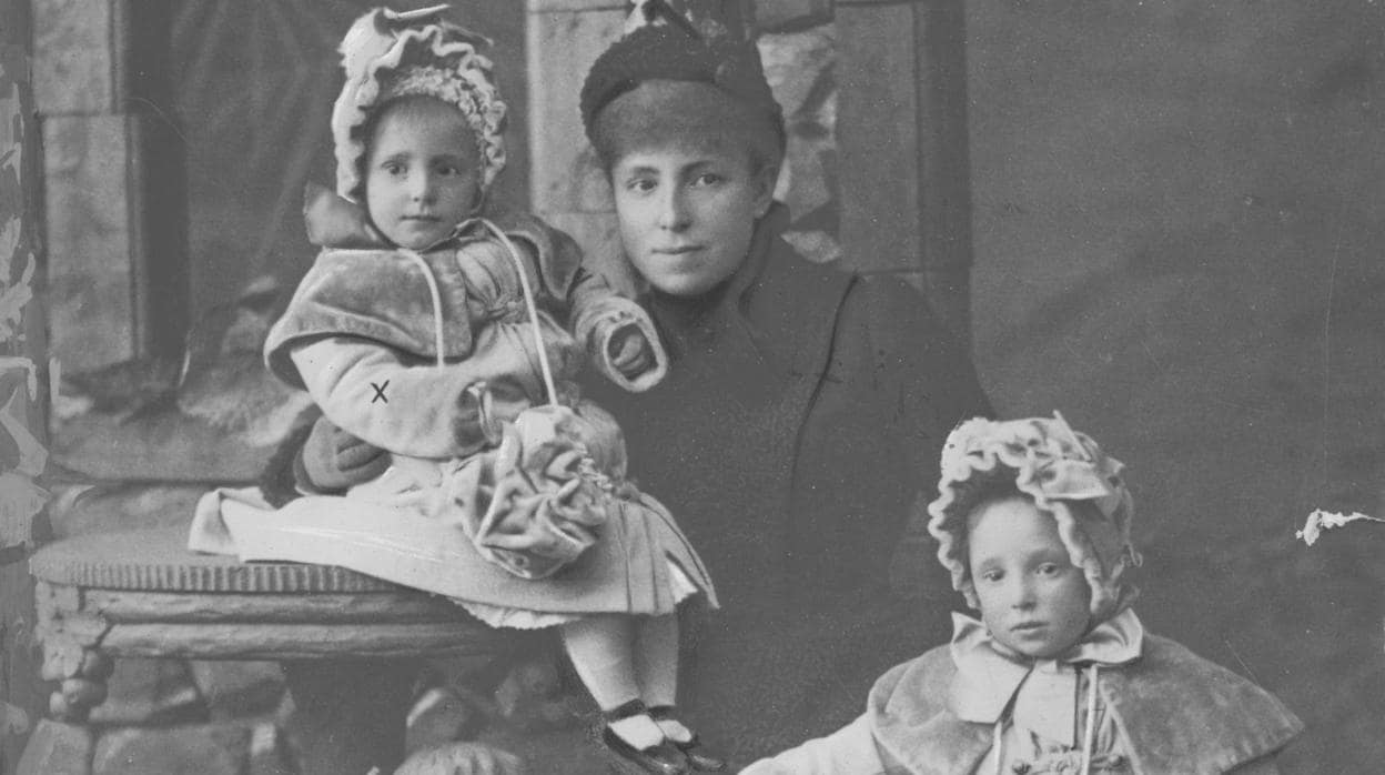 La reina María Cristina con sus hijas: La princesa de Asturias y la Infanta María Teresa