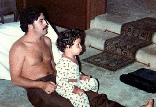 Pablo Escobar junto a su hijo.