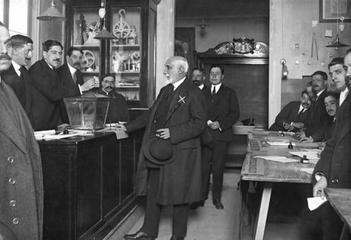 Antonio Maura acude a votar en el colegio electoral de la calle del Marqués de Cubas en 1916.