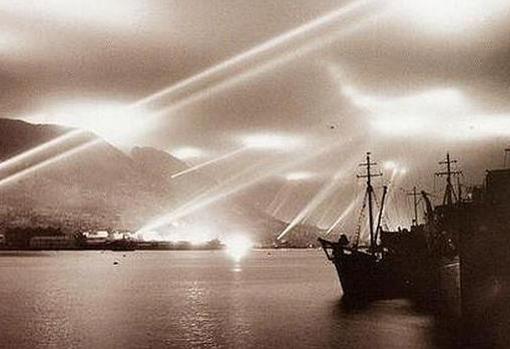 Gibraltar, iluminado durante los bombarderos de 1940