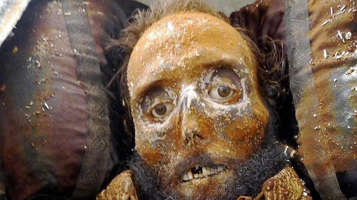 En 2012, un grupo de forenses realizaron una autopsia a la momia de Prim en el Hospital Sant Joan de Reus y plantearon la teoría del estrangulamiento