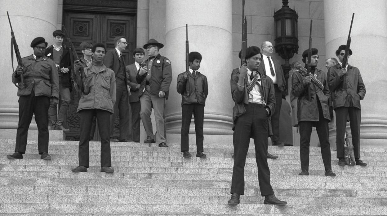 Miembros del Partido de Autodefensa de los Panteras Negras, en el Capitolio de California, en 1967