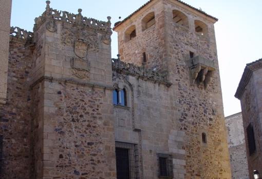 Fachada del Palacio de los Golfines de Abajo.