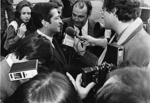 Suárez efectúa unas declaraciones tras su dimisión.