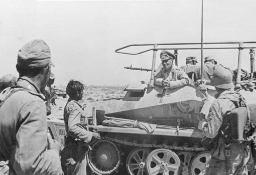 Rommel, en su vehículo de mando