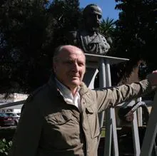 Guillermo Cervera, junto al busto de bisabuelo en Puerto Real