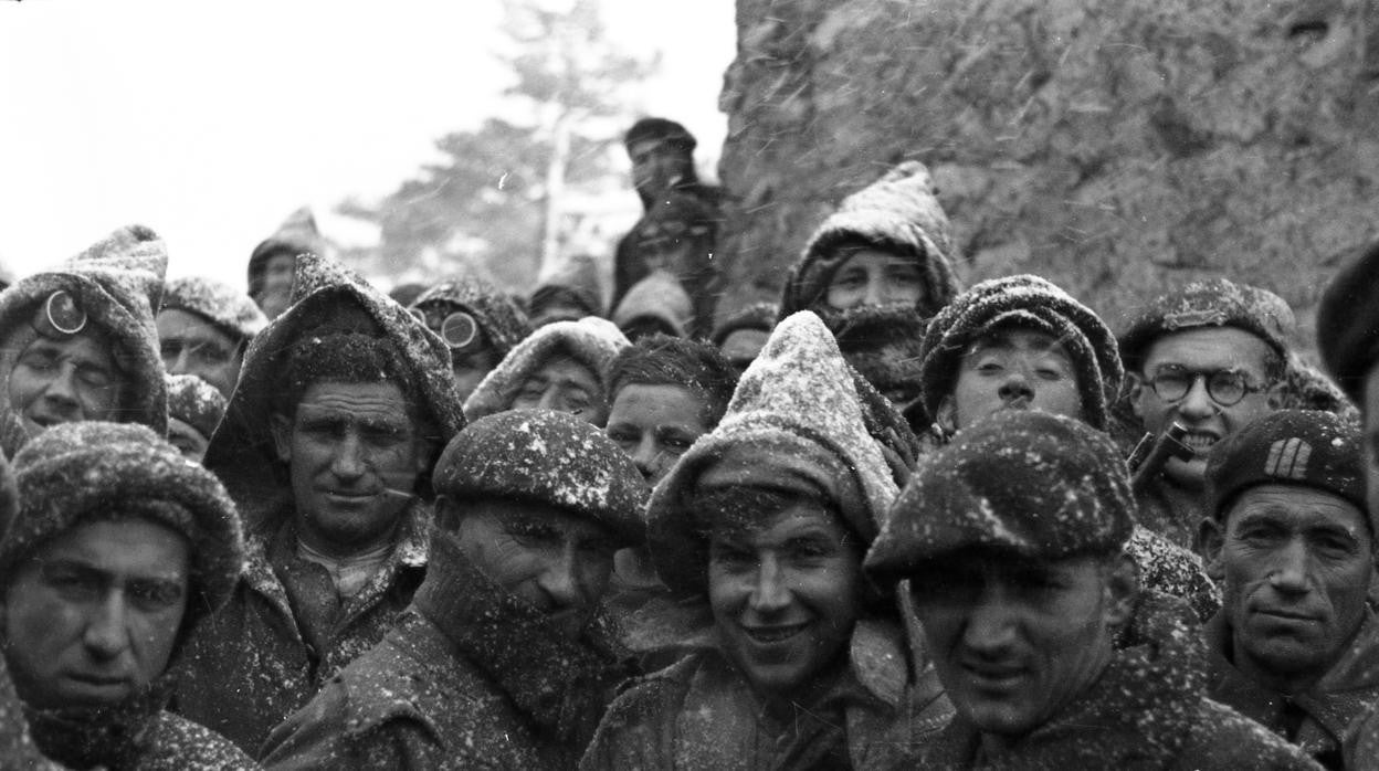 Guerra Civil Española. Ventisca en Somosierra. Requetés en pico del Nevero, a 2210 metros