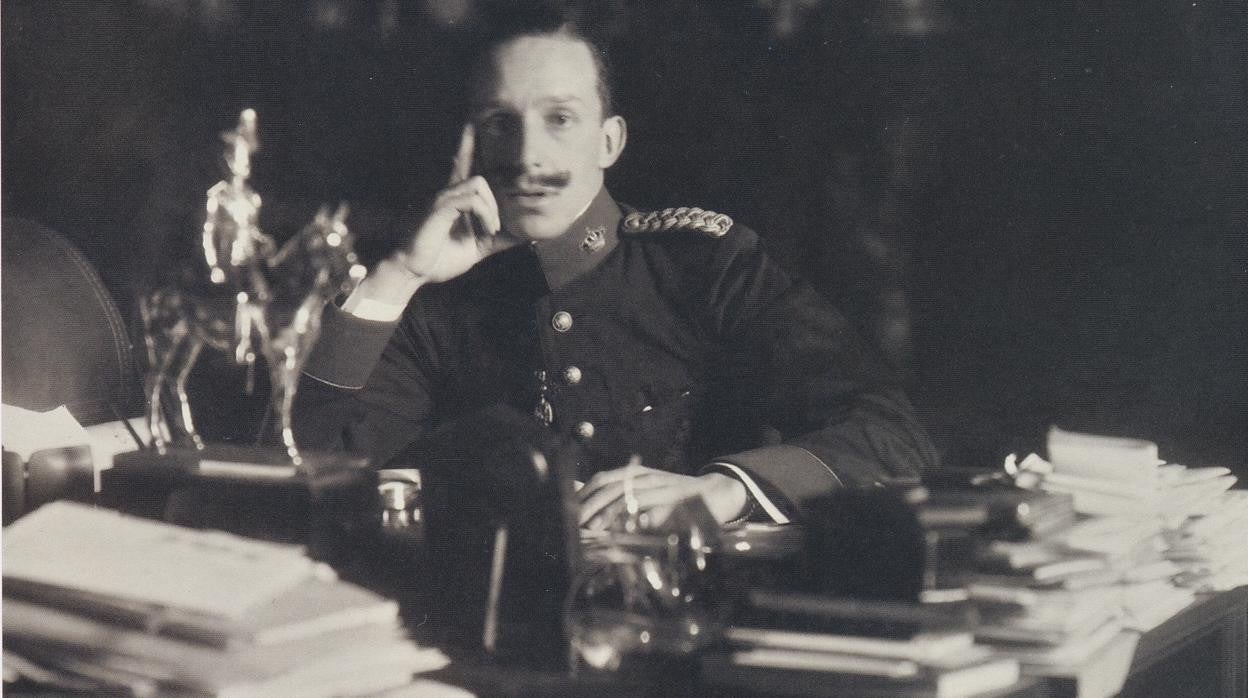 1915. Retrato de Alfonso XIII sentado ante su mesa de despacho, con el uniforme del Regimiento Inmemorial del Rey