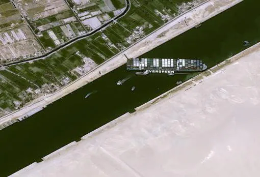 El Canal de Suez, en marzo del año pasado, cuando el buque panameño se quedó bloqueado