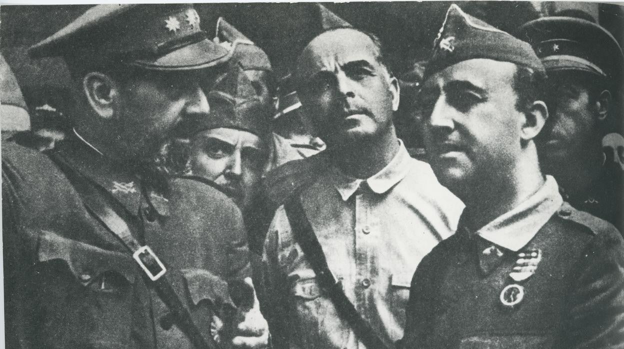 Toledo, 28 de septiembre de 1936. Guerra civil, el general Franco recorre las ruinas del alcazar de Toledo