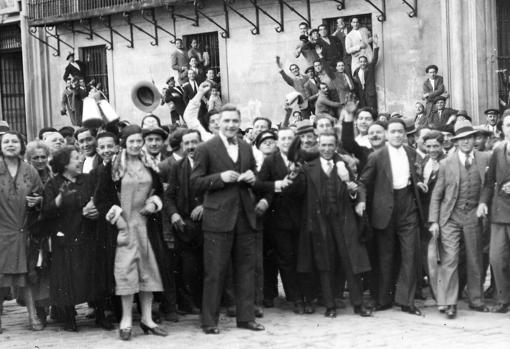 Proclamación de la Segunda República. Momento de ser izada la bandera de la República en el Ayuntamiento