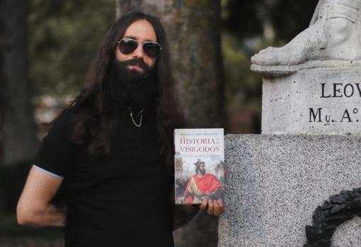 Daniel Gómez, junto a su obra