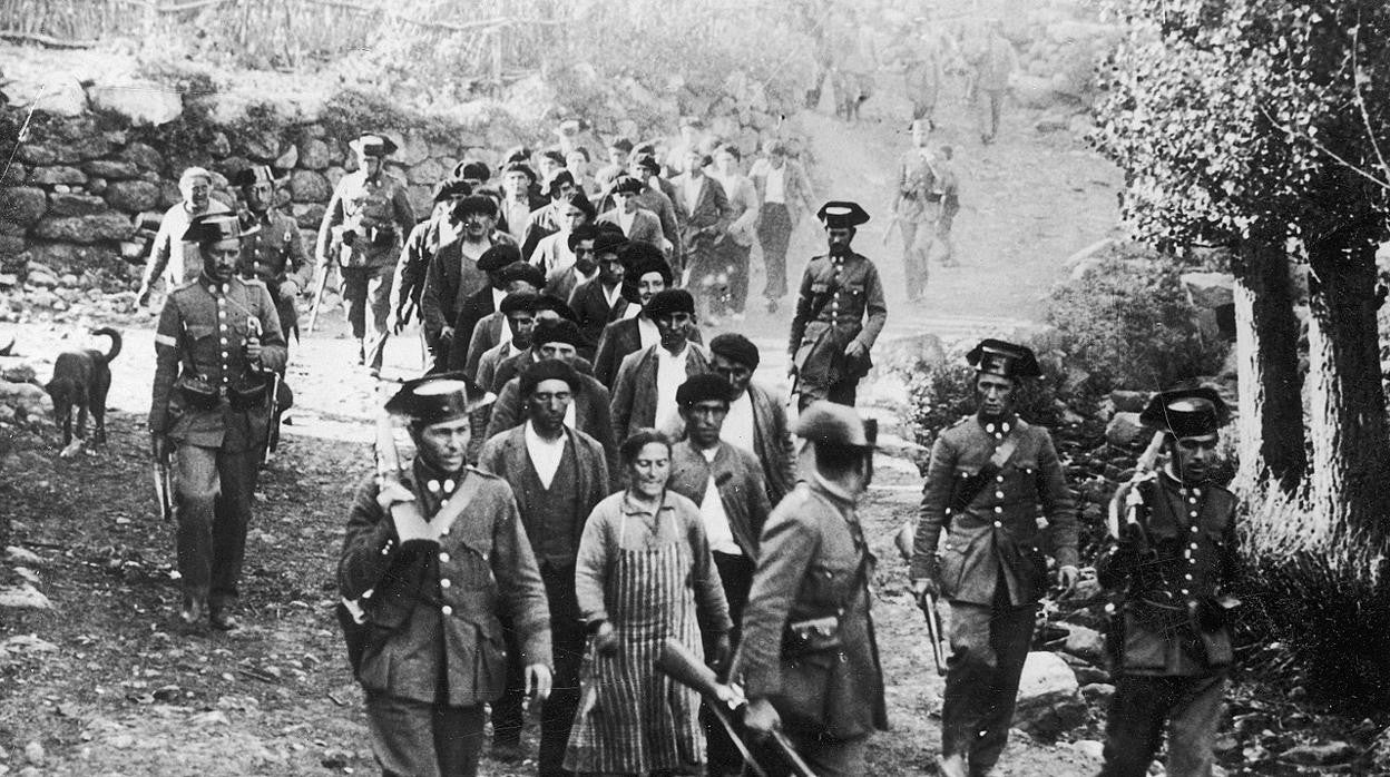 Una columna de Guardias Civiles con mineros capturados en Brañosera (Palencia), el 8 de octubre de 1934, tras la Revolución de Asturias.
