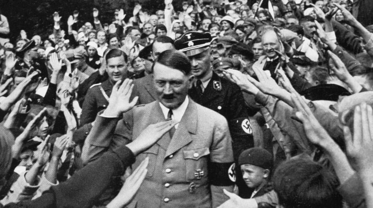 Hitler, durante la Segunda Guerra Mundial, junto a cientos de sus seguidores