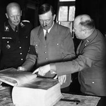 Hitler, con un ejemplar de 'Mein Kampf'