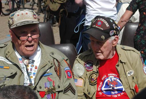 Dos veteranos, durante la celebración del 73 aniversario del Día D, en Francia