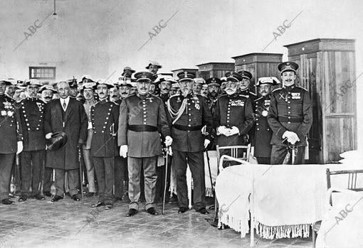 S. M. el Rey, durante su visita al colegio de huérfanos de la Guardia Civil en 1917