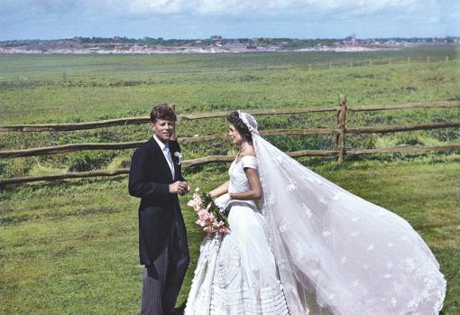 Jacqueline Kennedy y John F. Kennedy, en el día de su boda.