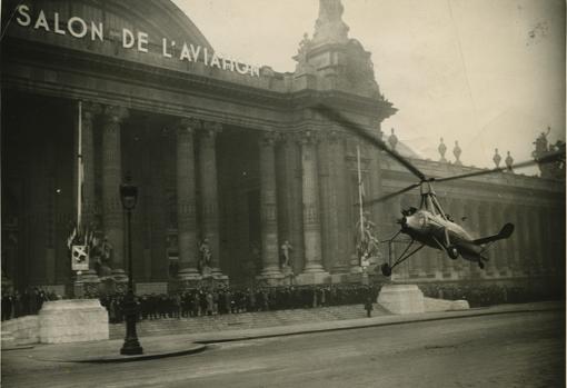París (Francia), noviembre de 1934. Uno de los modelos de autogiro del ingeniero La Cierva evoluciona frente al Gran Palais, de París, en donde se celebraba una exposición aeronáutica.