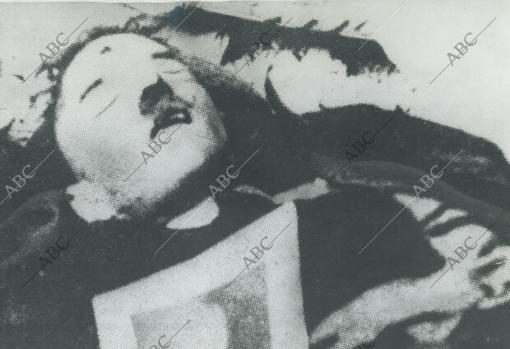 Única fotografía de Adolf Hitler muerto, realizada por su médico personal