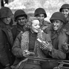 Dietrich, con los soldados, en la Segunda Guerra Mundial