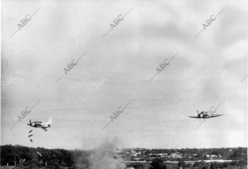 Aviones a 1 Skyraiders americanos bombardean zonas ocupadas por fuerzas del Vietcong