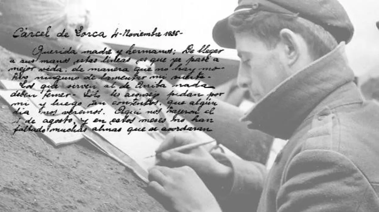 Soldado escribiendo a la familia en la trinchera, sin separarse de su arma, en 1936, con la imagen de la carta del prisionero de Lorca