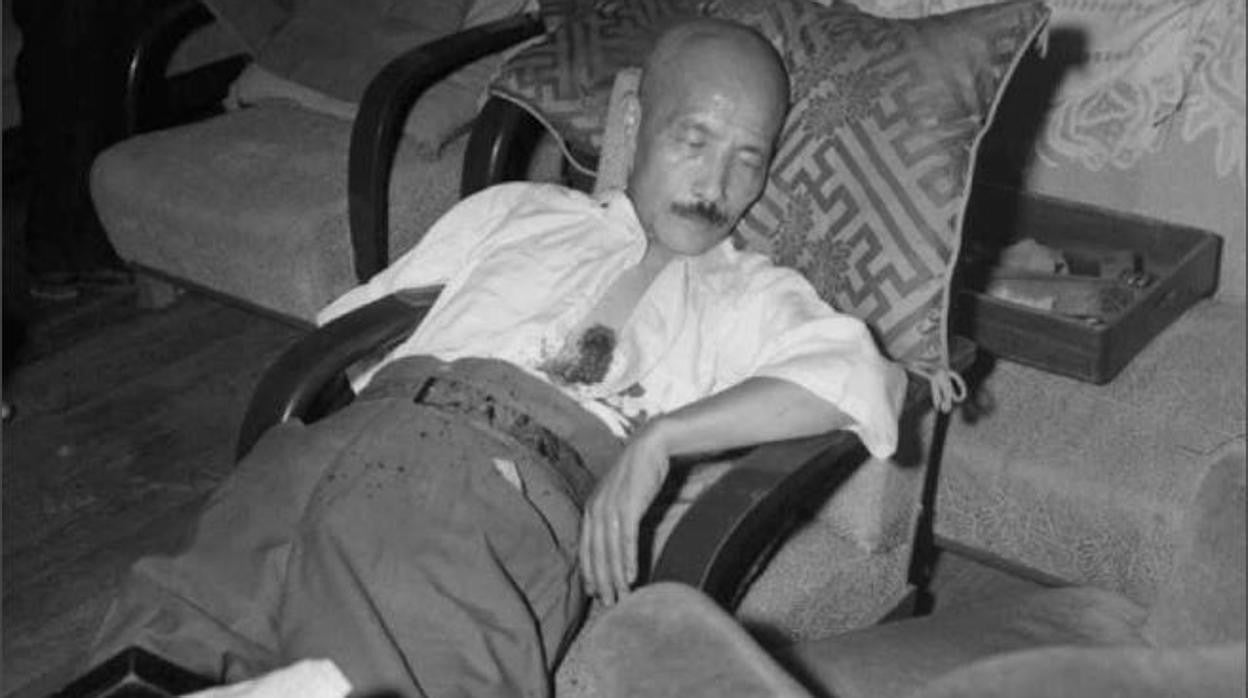 Hideki Tojo, tras intentar suicidarse cuando fue arrestado por los estadounidenses, antes de los juicios de Tokio