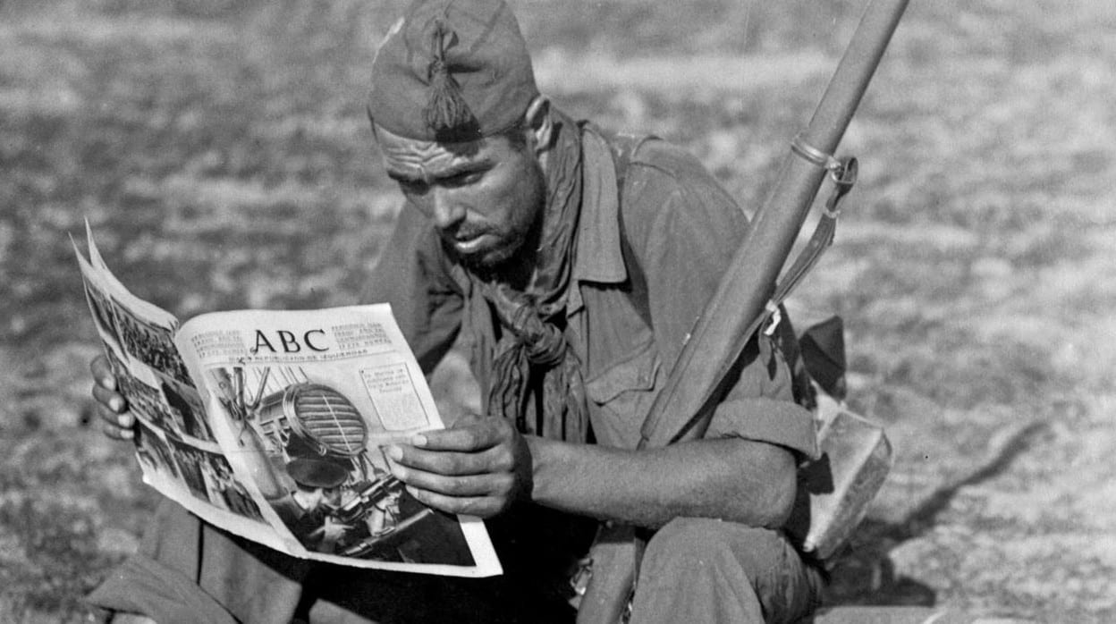 Un miliciano republicano lee el diario ABC en su versión republicana