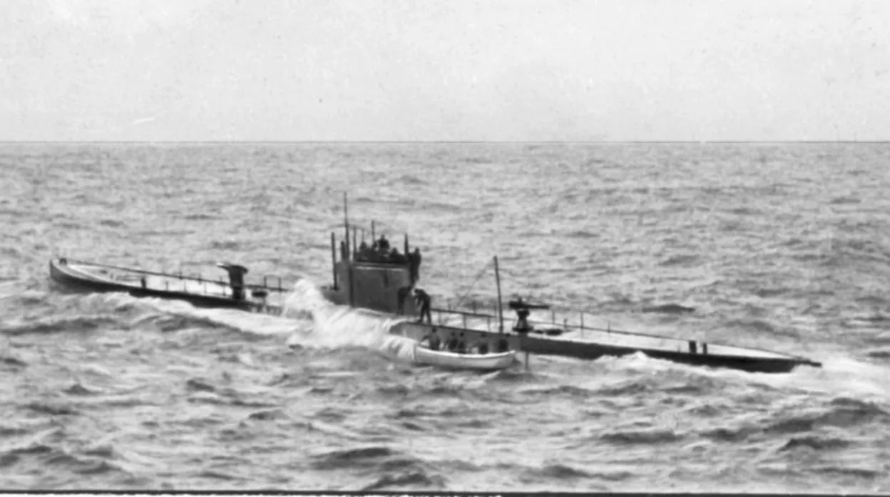 Un bote español es abordado por un submarino alemán cerca de Canarias, en plena Primera Guerra Mundial