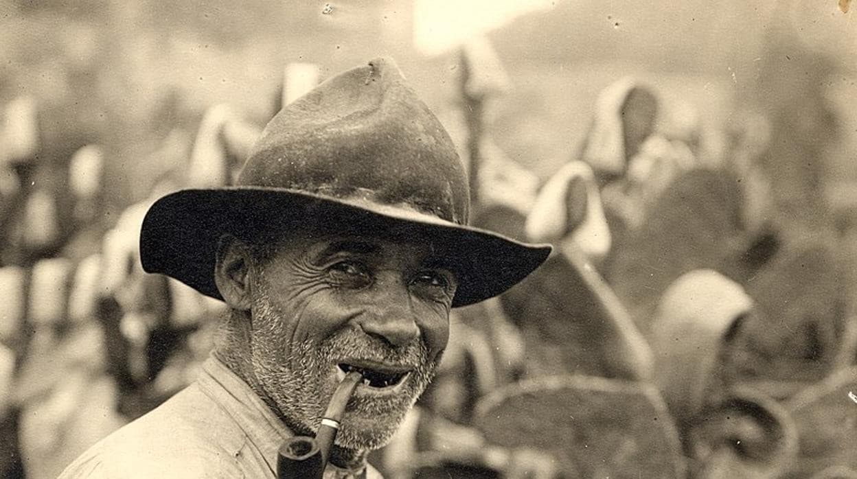 Jornalero de la cochinilla con un cuchillo canario al costado, Gran Canaria (1928).