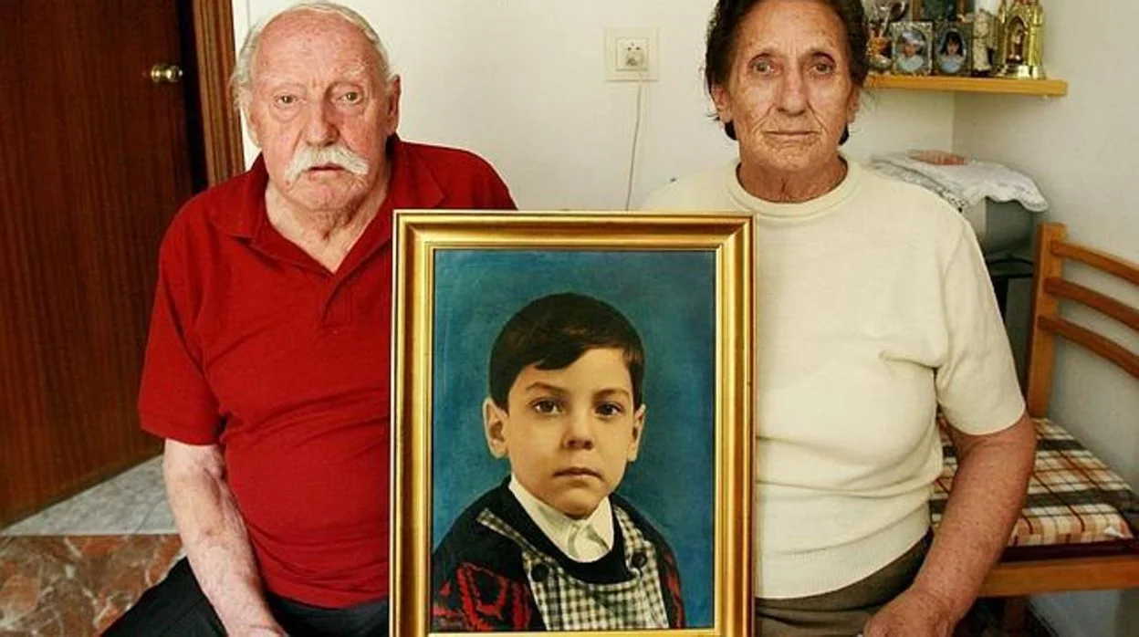 Carmelo y su esposa Carmen en 2006, con el retrato de su hijo Jaime, primera víctima mortal del aceite de colza