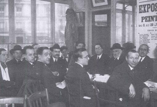 Una fotografía de Unamuno en la tertulia del Café de la Rotonde de París, en 1924.