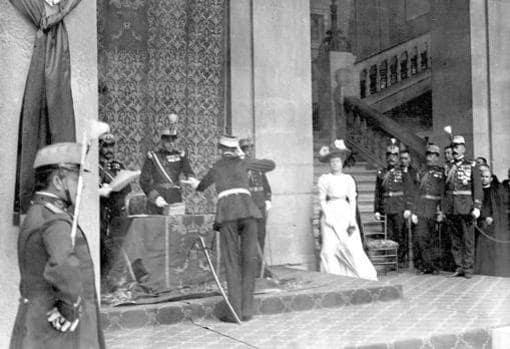 Ceremonia en el Patio del Alcázar con el Rey entregando despachos a los nuevos tenientes. A la derecha su tía, la Infanta Eulalia.