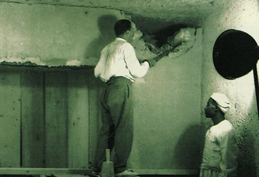 Howard Carter, durante los trabajos en la tumba de Tutankamon