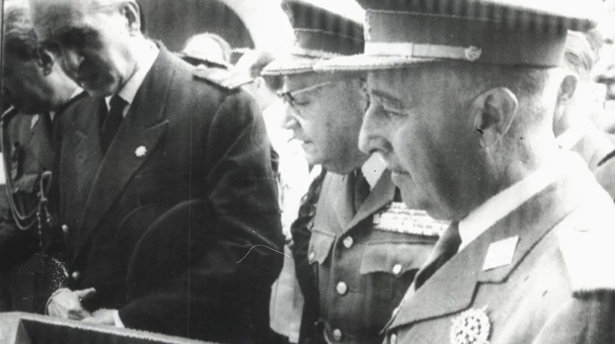 Franco pulsa los botones que abren las compuertas de las tomas de riego en el embalse de Camarillas, inaugurado el 6 de junio de 1963.