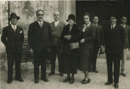 Córdoba. Abril de 1931. La ilustre investigadora francesa en su visita a la Mezquita Catedral, acompañada del alcalde, Sr. Baquero, y otras autoridades
