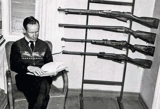 El francotirador, junto al amplio elenco de fusiles que utilizó durante la Segunda Guerra Mundial
