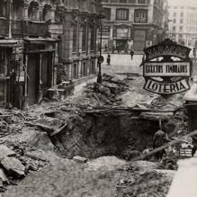 Una calle de Madrid bombardeada durante la Guerra Civil
