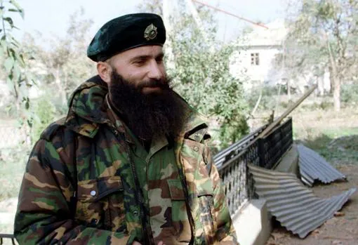 El señor de la guerra checheno Shamil Basayev después de uno de los ataques aéreos a Grozny, en 1999